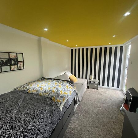 Beautiful Place To Live Near Heathrow Windsor Legoland & Free Parking Onsite 번햄 외부 사진