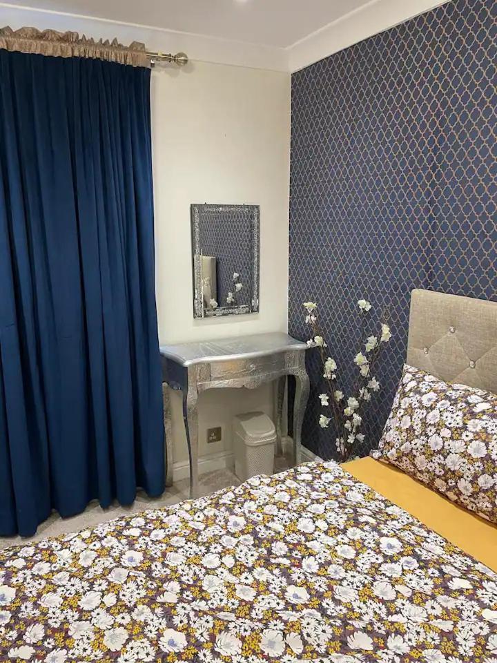 Beautiful Place To Live Near Heathrow Windsor Legoland & Free Parking Onsite 번햄 외부 사진