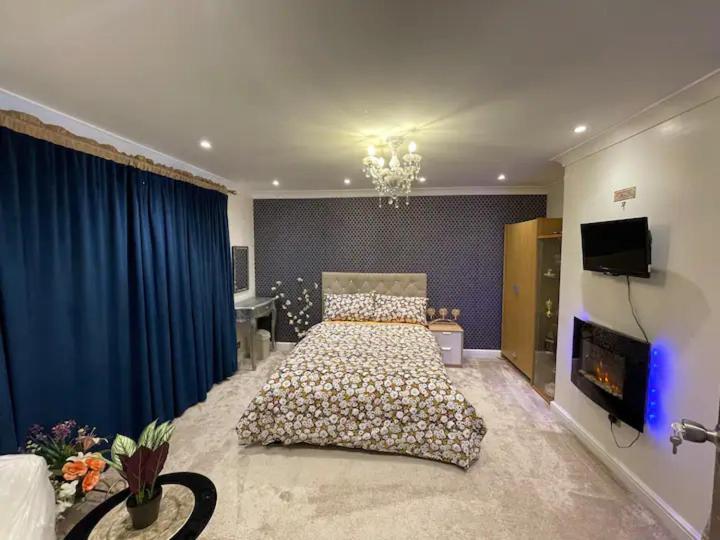 Beautiful Place To Live Near Heathrow Windsor Legoland & Free Parking Onsite 번햄 외부 사진