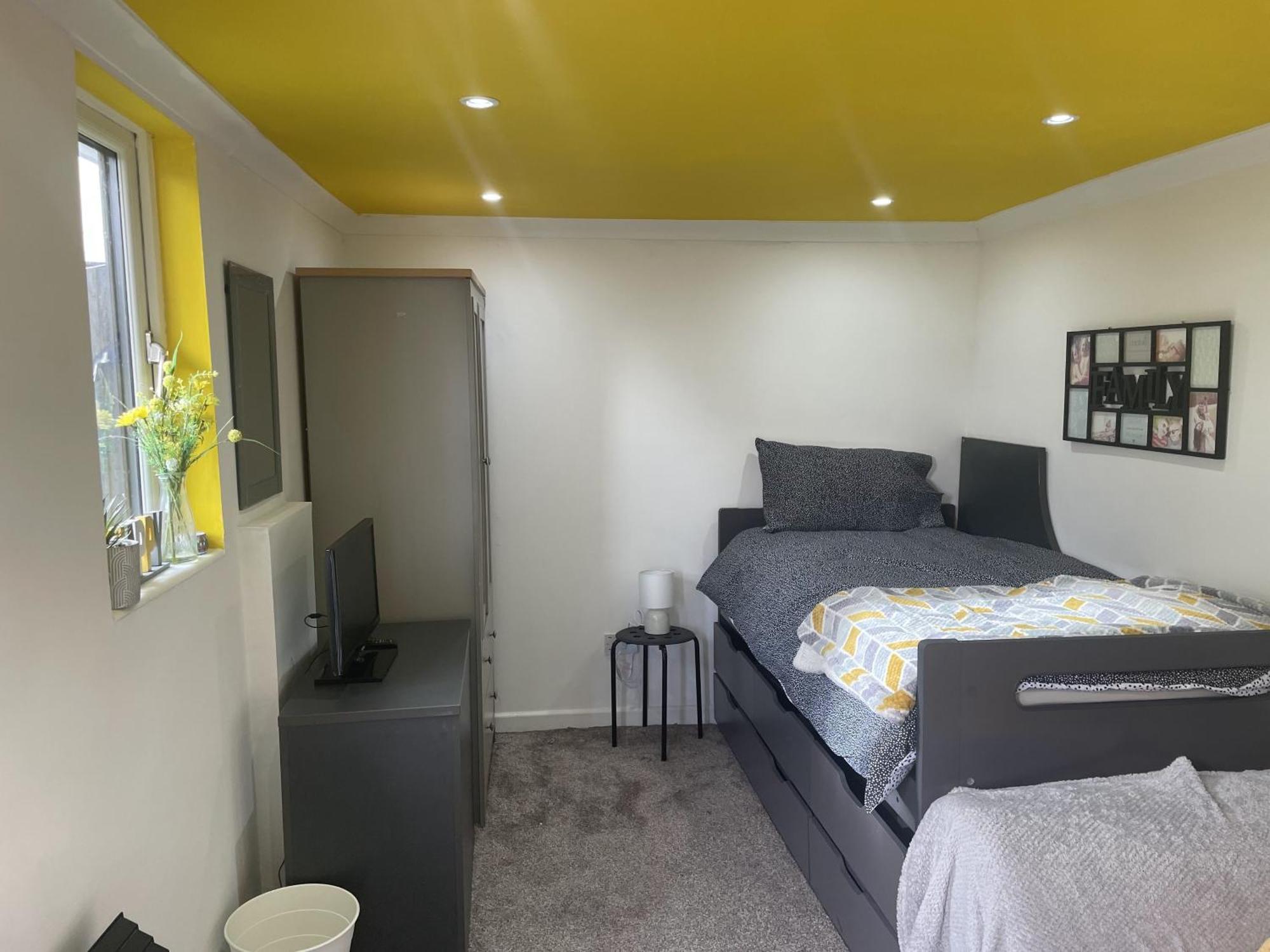 Beautiful Place To Live Near Heathrow Windsor Legoland & Free Parking Onsite 번햄 외부 사진